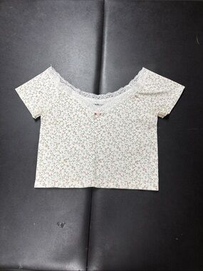 PacSun Contour Lace-Trim Floral Cropped Tank — White with Pink & Green Print